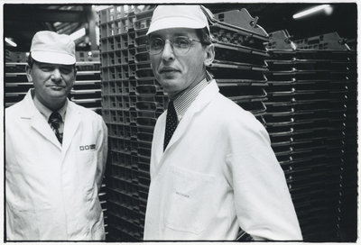 405567 Portret van J. van der Kroef (links) en J. de Bruijn, directeuren van Do Schat-Hus bakkerijen BV (Arkansasdreef ...